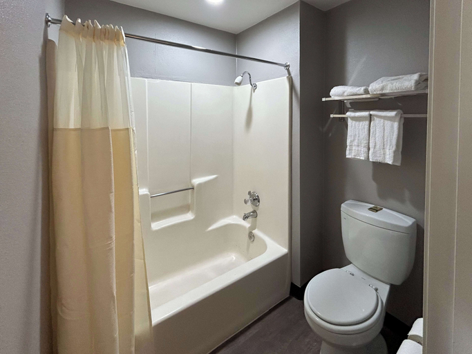 Bathroom 5, Motel 6 Lake Elsinore, CA, Riverside