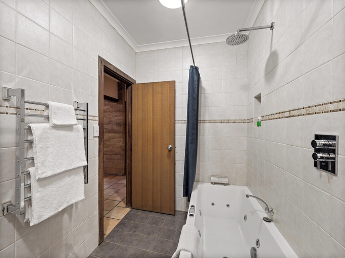 Bathroom, Marima Cottages, Manjimup