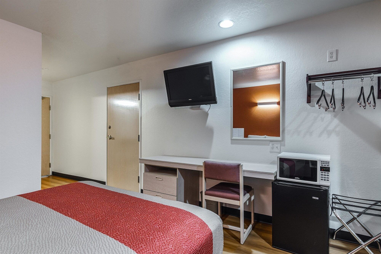 Bedroom 3, Motel 6 McAlester, OK, Pittsburg