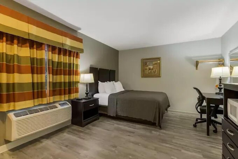 Bedroom 3, Econo Lodge Inn & Suites Yankton, Yankton