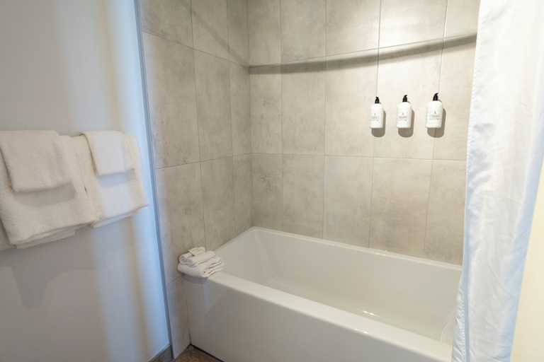 Bathroom 3, Pavillon sur Mer by Riôtel (150 metres from the main hotel), Matane