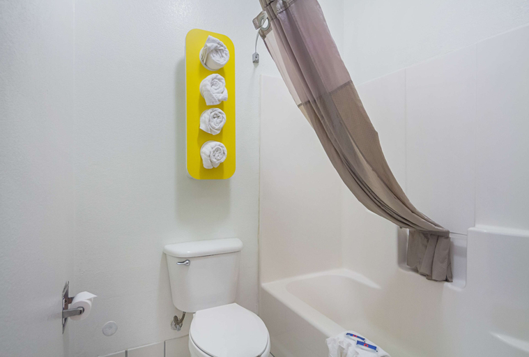 Bathroom 4, Motel 6 Dallas - Irving DFW Airport South, Irving