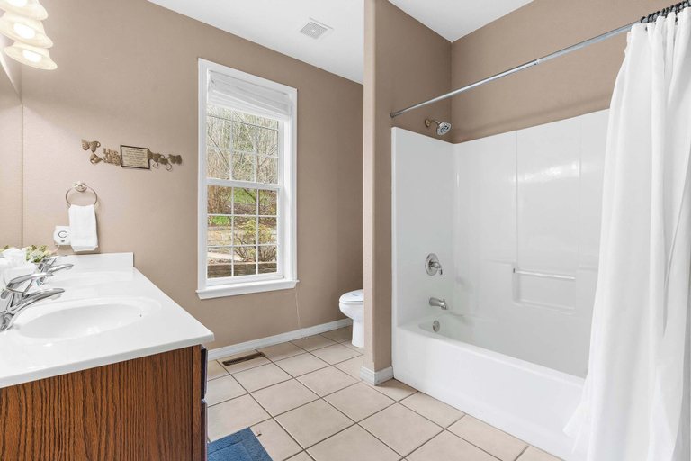 Bathroom 4, The Greenview Manor - Lake Views, Stone