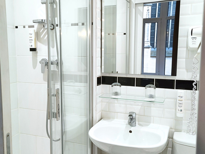 Bathroom 4, Hotel Saint Maurice, Nord