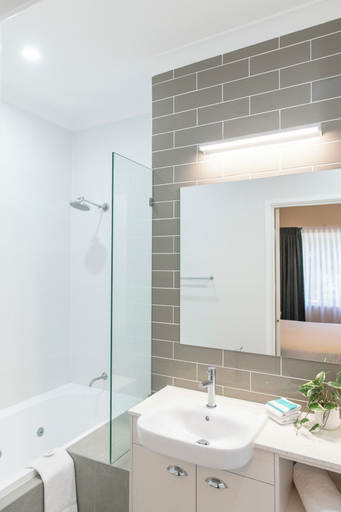 Bathroom 4, Broadwater Resort WA Tourism Award 2025 Gold Winner, Busselton
