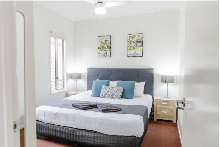 Bedroom 2, Sundowner Cabin and Tourist Park, Whyalla