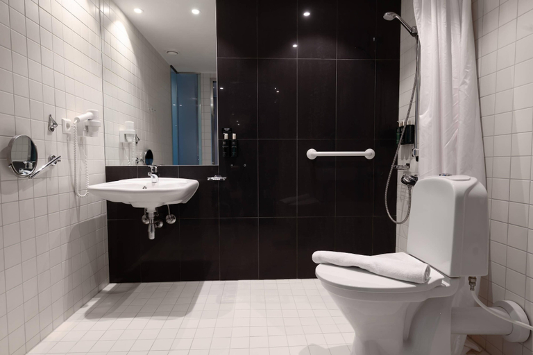 Bathroom 5, Clarion Hotel Bergen Airport Terminal, Bergen