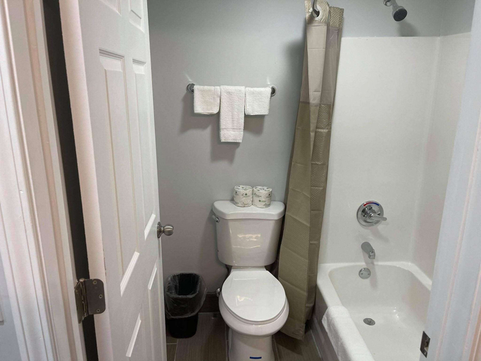Bathroom 4, Studio 6 Peoria, IL, Peoria