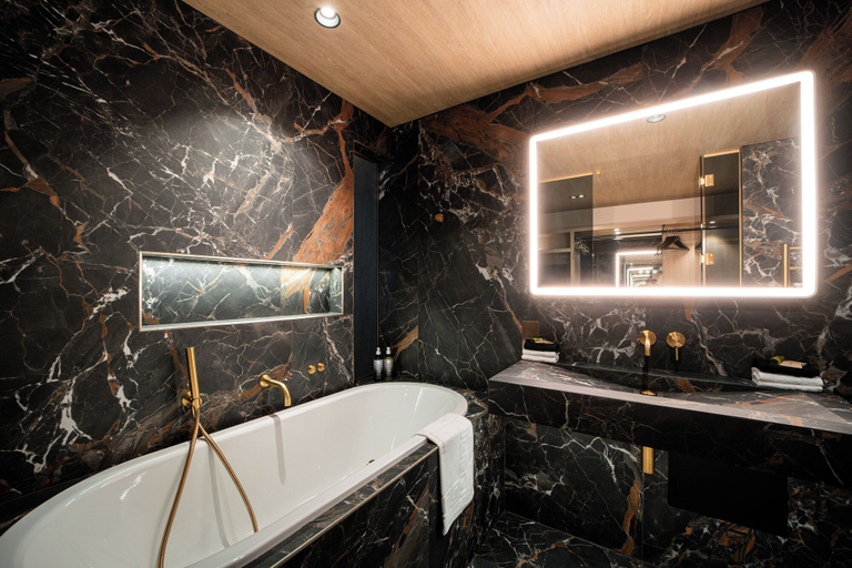 Bathroom 4, No.4 Carlton Hotel, Southampton