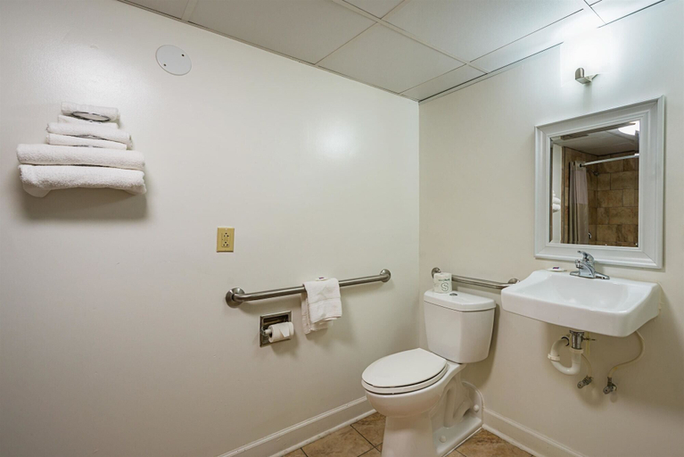 Bathroom 3, Motel 6 Perry, GA, Houston