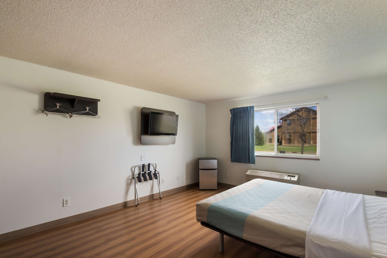 Bedroom 3, Motel 6 Rothschild, WI, Marathon