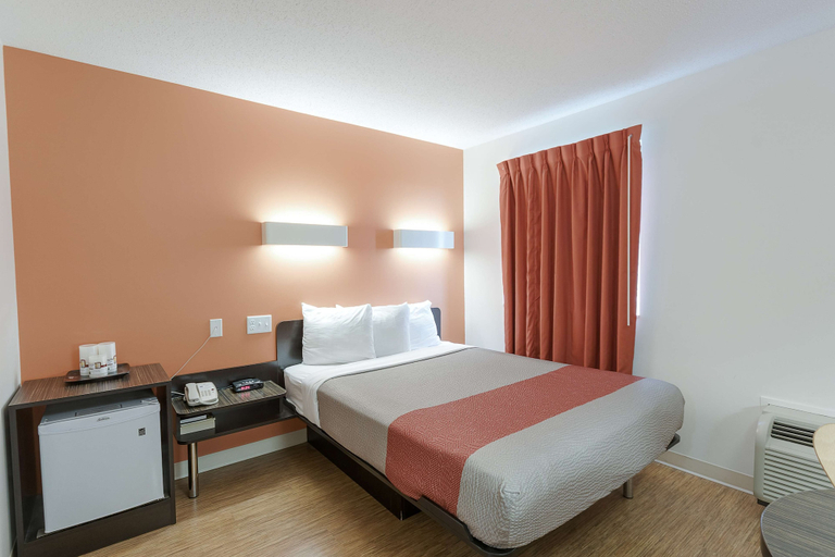 Bedroom 3, Motel 6 Brandon, MB, Division No. 7