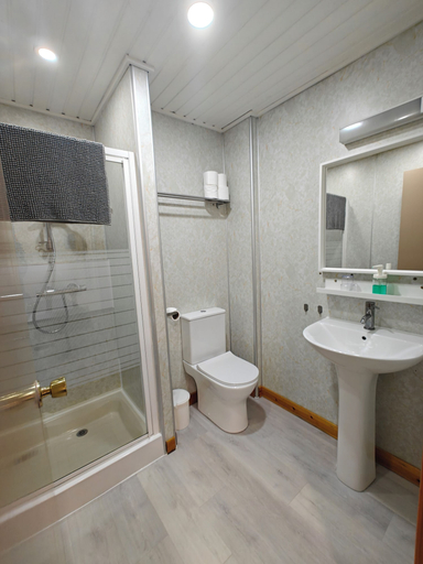 Bathroom 4, The Jays Guest House, Aberdeen