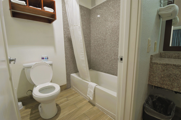 Bathroom 5, Welcome Inn, Riverside
