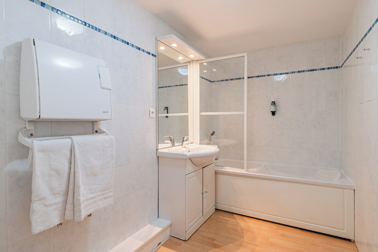 Bathroom 4, Residhotel Mulhouse Centre, Haut-Rhin