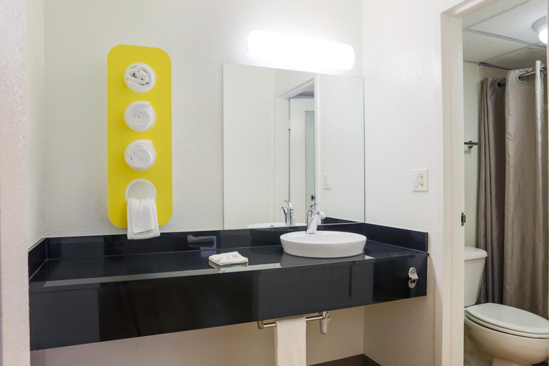 Bathroom 4, Motel 6 Cutler Bay, FL, Miami-Dade