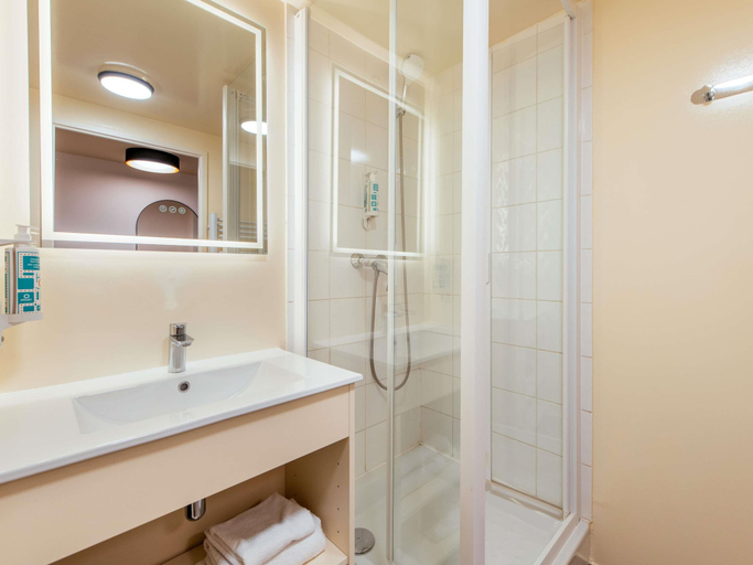 Bathroom 5, Aparthotel Adagio Access Paris Asnières, Hauts-de-Seine