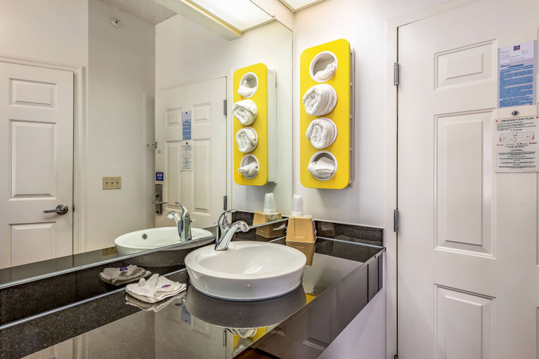 Bathroom 5, Motel 6 Shreveport, LA, Caddo