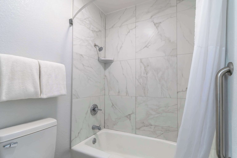 Bathroom 3, Studio 6 Suites Madera, California - Yosemite, Madera