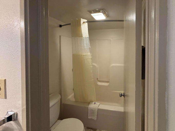 Bathroom 4, Motel 6 Pocomoke City, MD, Worcester