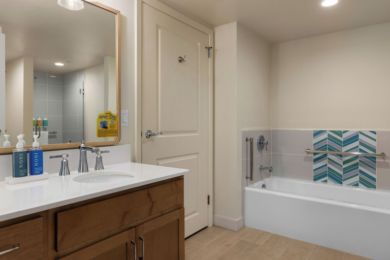 Bathroom 4, Club Wyndham at Waikiki Beach Walk, Honolulu