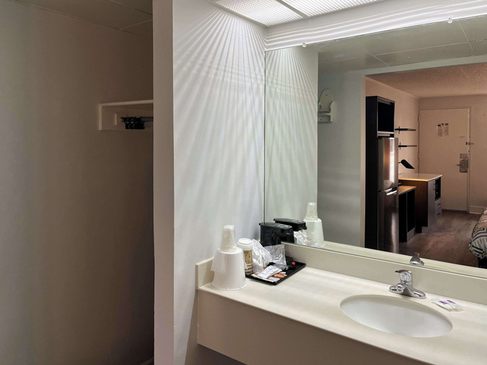 Bathroom 4, Studio 6 Suites Perry, GA, Houston