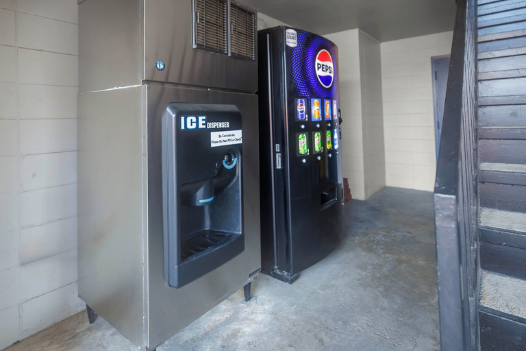 Food & Drinks 5, Motel 6 Greenwood, MS, Leflore