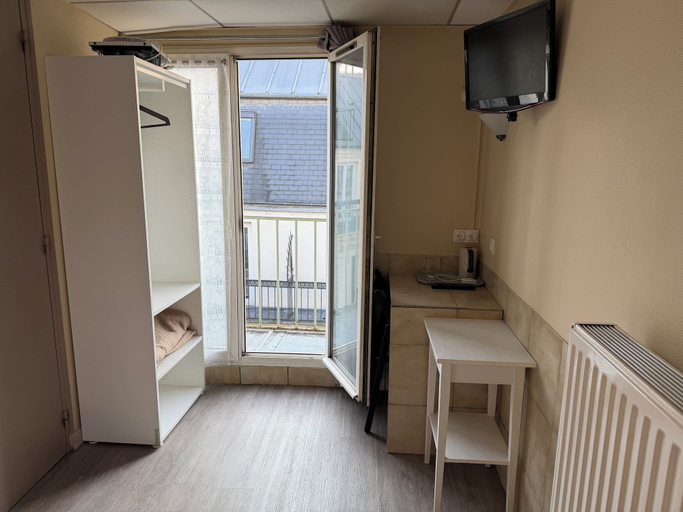 Bedroom 4, Jarry, Paris
