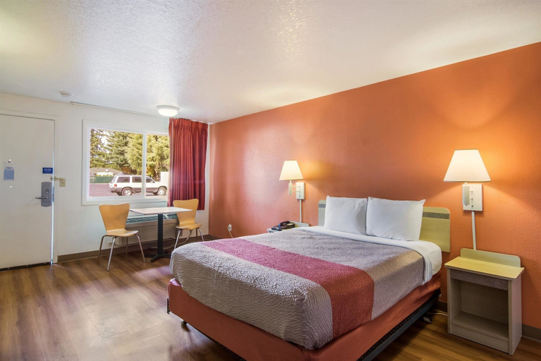 Bedroom 3, Motel 6 Vancouver, Clark