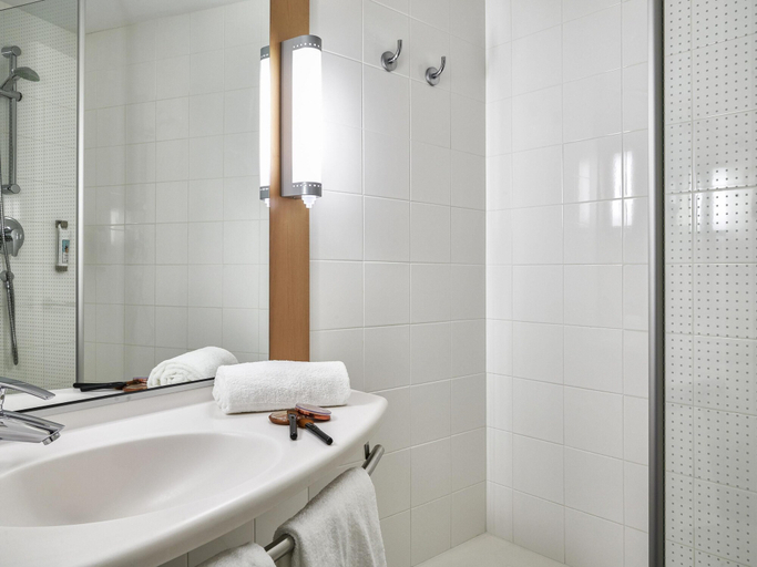 Bathroom 4, ibis Barcelona Centro (Sagrada Familia), Barcelona