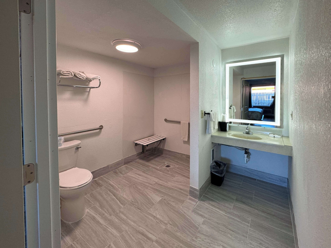 Bathroom 5, Best Nights Hotel, Fond du Lac