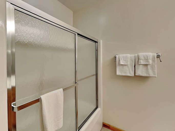 Bathroom 3, Almost Paradise by Taylor Made Deep Creek, Garrett