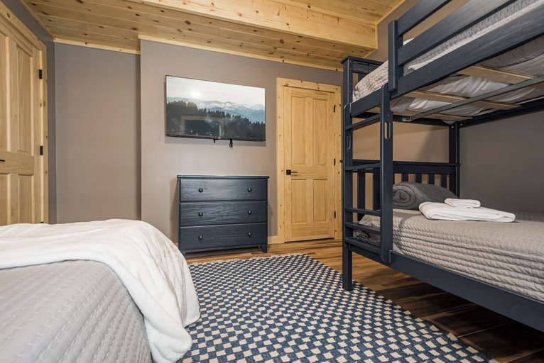 Bedroom 2, Black Diamond Lodge by Taylor Made Deep Creek, Garrett