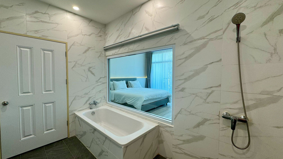 Bathroom 5, Baan Suan Khunta Golf Resort, Warin Chamrap