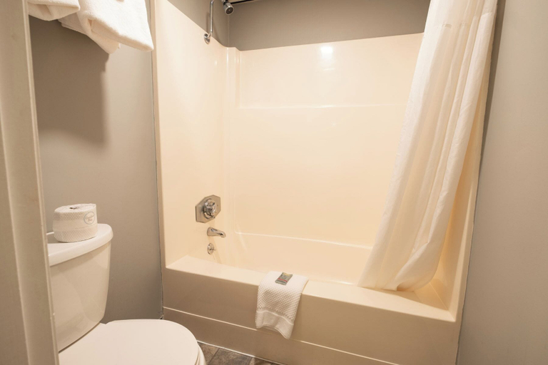 Bathroom 3, Fireside Inn & Suites Bangor, Penobscot