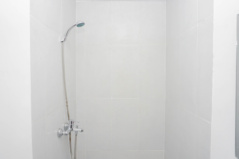 Bathroom 5, Chic Studio Apartment at Royal Sentul Park By Travelio, Bogor