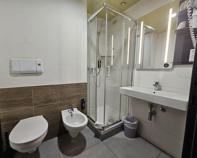 Bathroom 4, B&B Hotel Mantova, Mantua