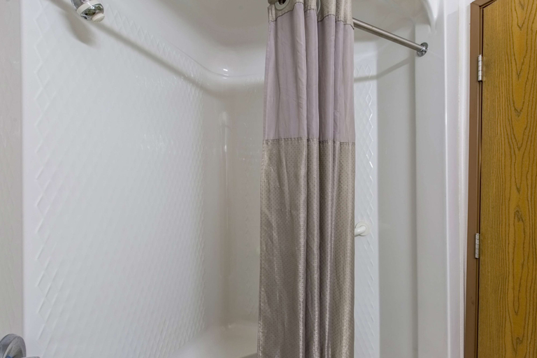 Bathroom 4, Motel 6 Baraboo, WI - Lake Delton, Sauk