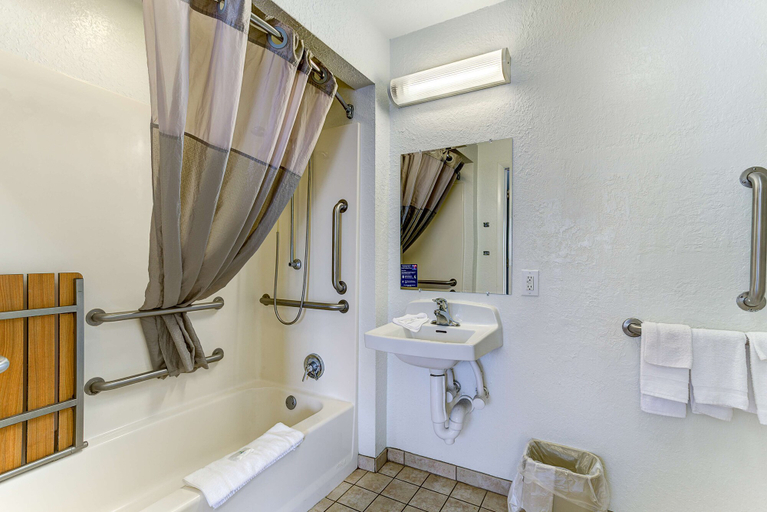Bathroom 4, Studio 6 Extended Stay - Kissimmee, FL - Orlando, Osceola