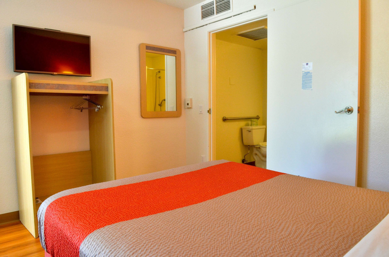 Bedroom 3, Motel 6 – Santa Nella, on I-5, Merced