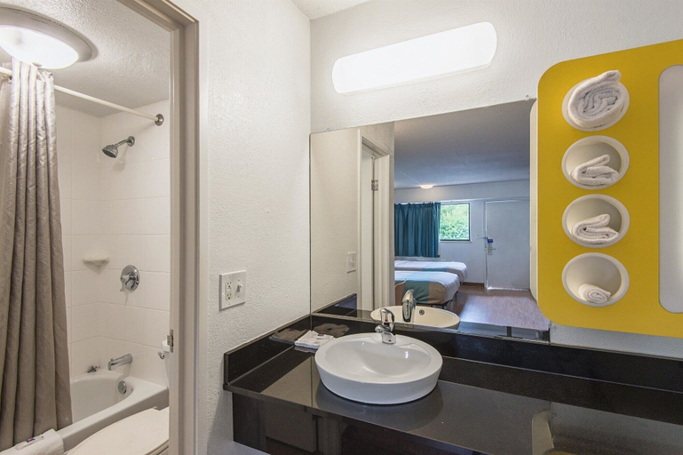 Bathroom 3, Motel 6 Overland Park, KS, Kansas City