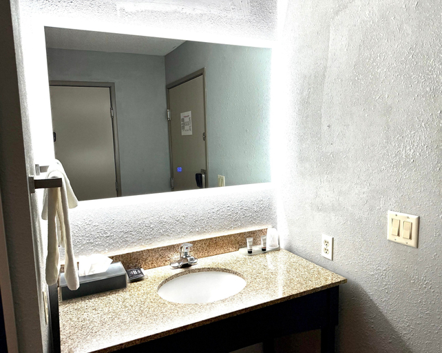 Bathroom 3, AmericInn by Wyndham Frankfort IN, Clinton