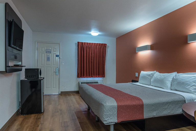 Bedroom 3, Motel 6 Texarkana, AR, Miller