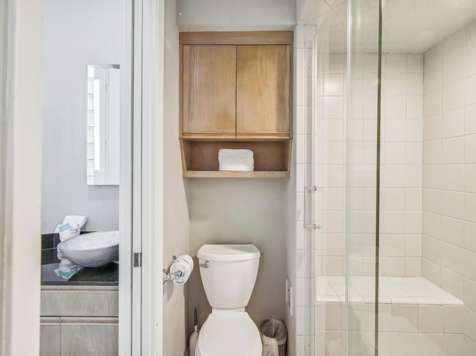 Bathroom 3, Pirates' Castle by Ryson Vacation Rentals, Galveston