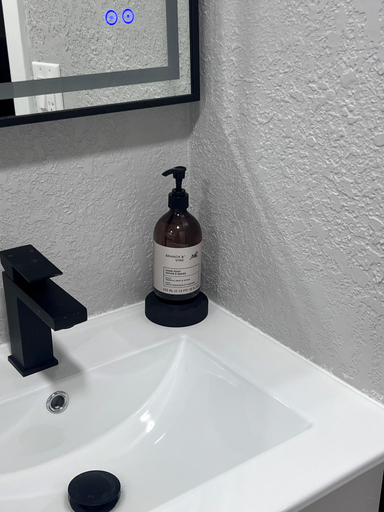 Bathroom 5, Regency Inn, Taylor