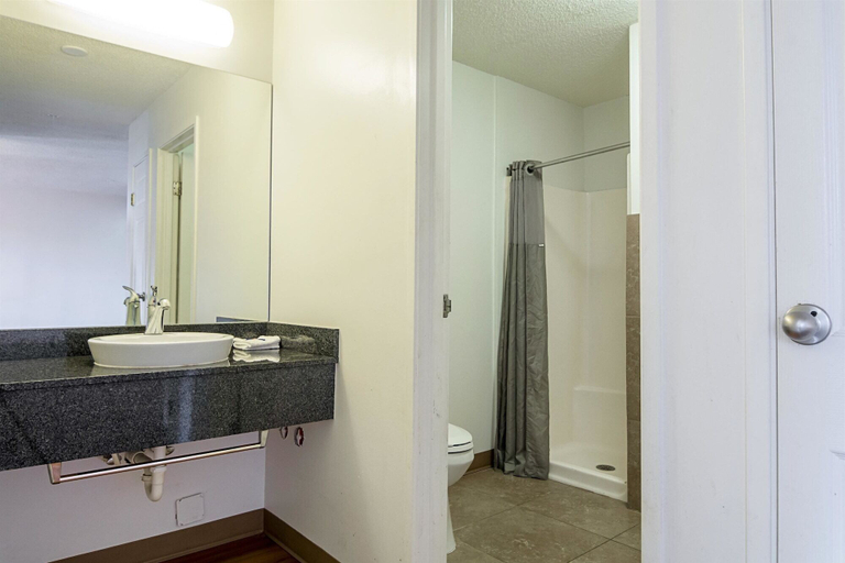 Bathroom 4, Motel 6 Jonesboro, GA, Clayton