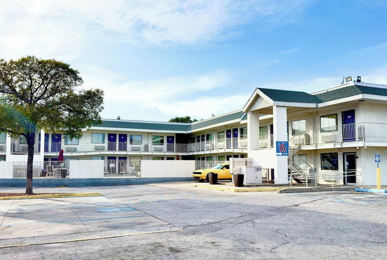 Others 1, Motel 6 Austin, TX – North Central, Travis