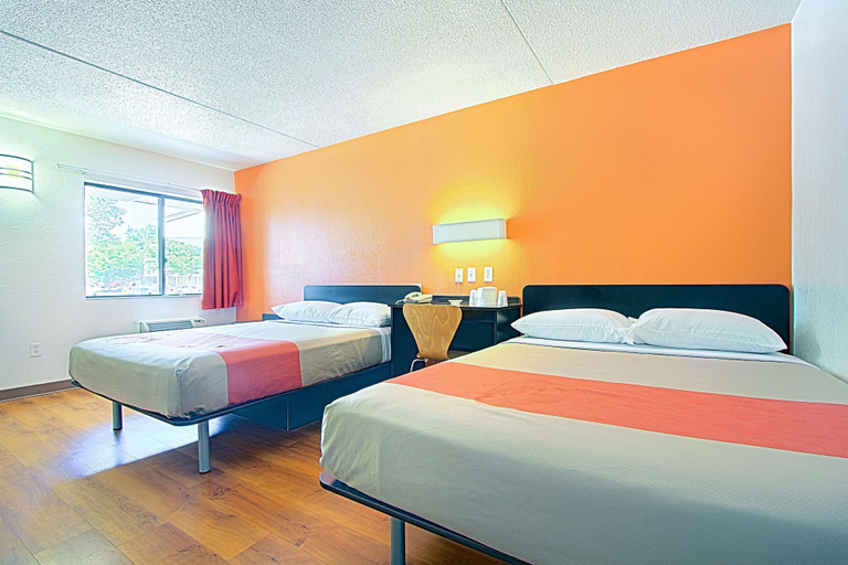 Bedroom 3, Motel 6 East Brunswick, Middlesex