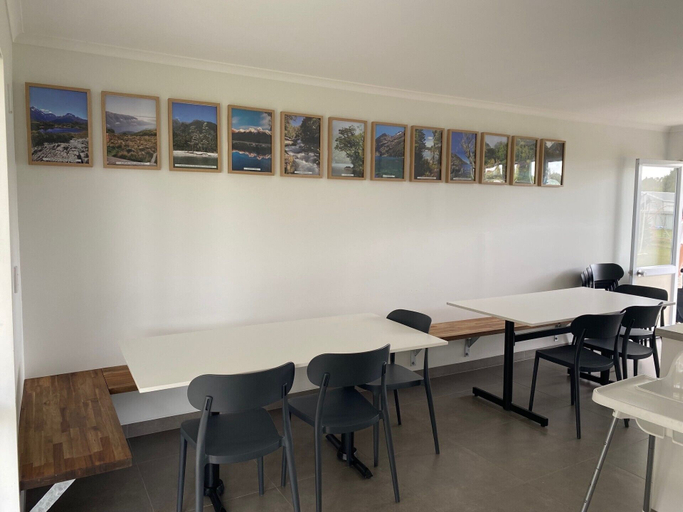 Food & Drinks 5, Parklands Motel, Southland