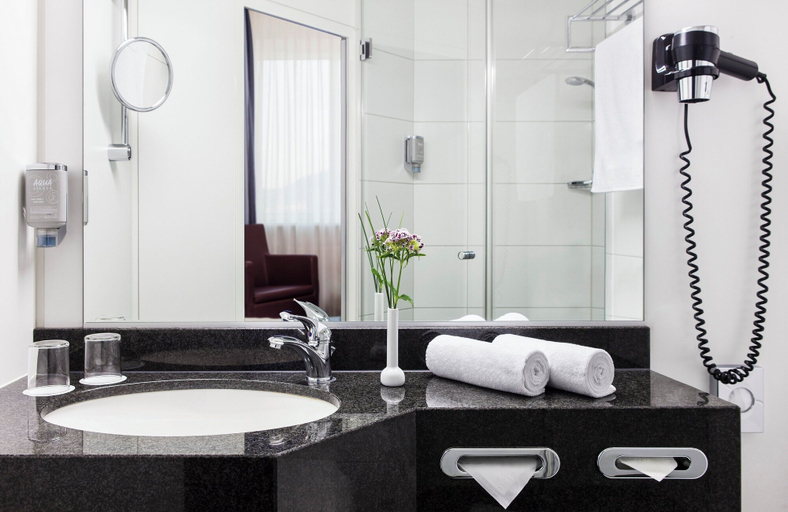Bathroom 5, Hotel Freiburg City Center by Leonardo Hotels, Freiburg im Breisgau